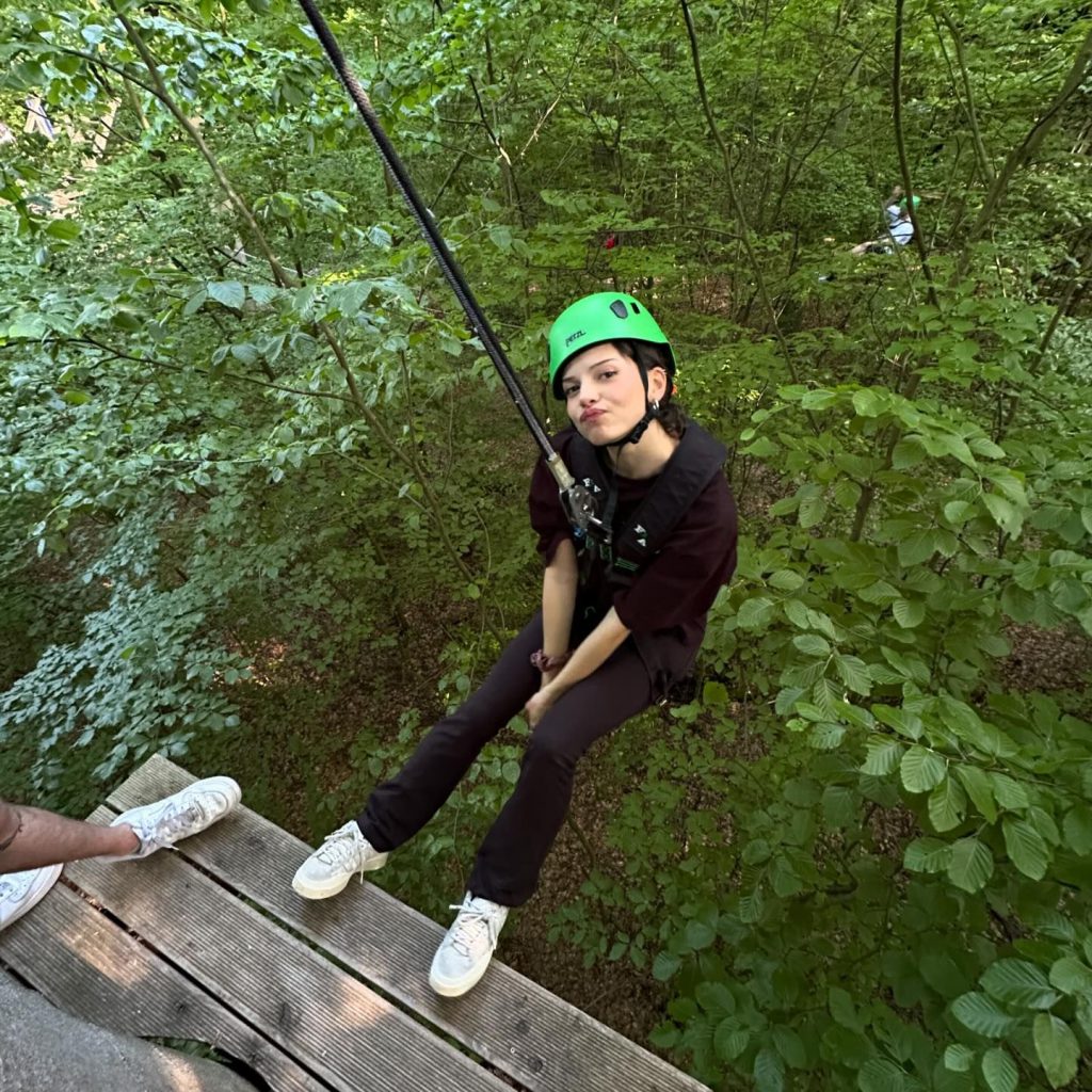 Nina Chuba lächelt heiße Fotos