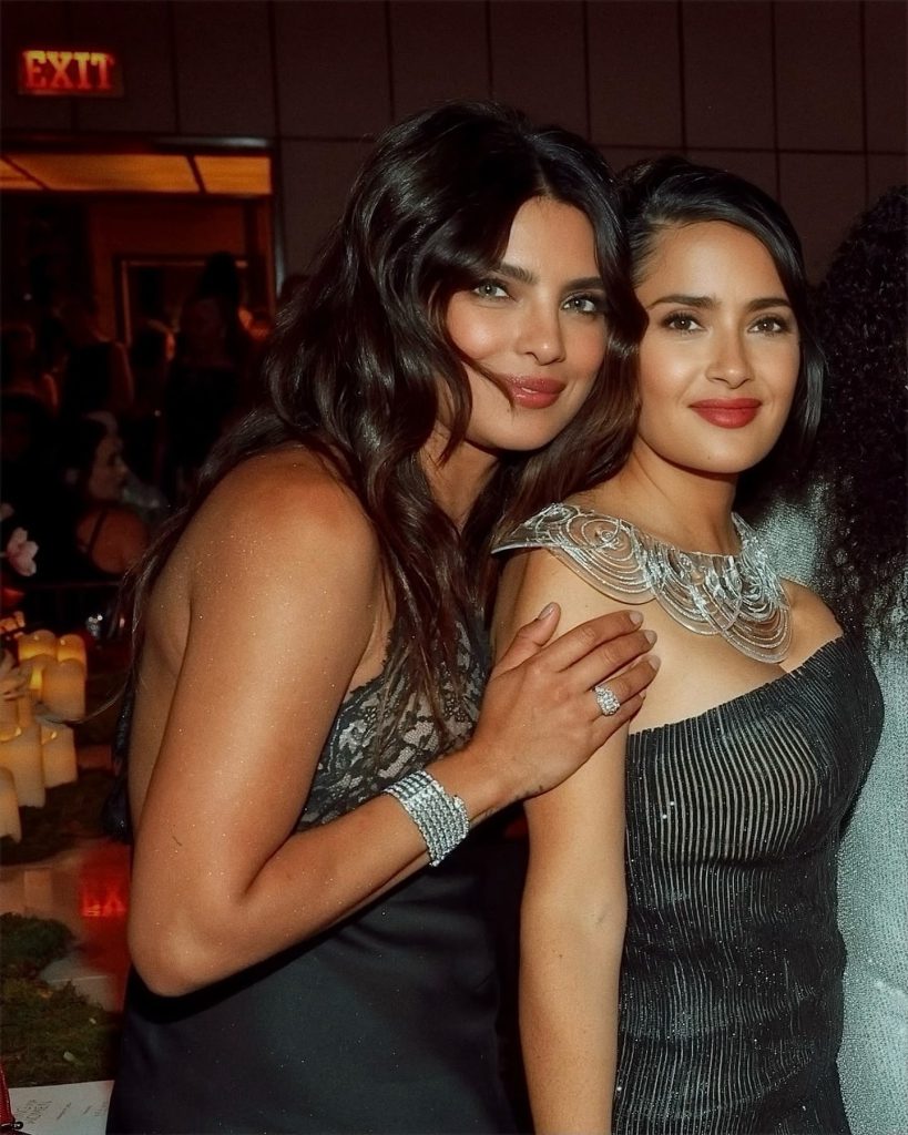 Salma Hayek sieht brüste